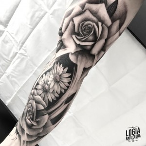 tatuaje_brazo_flores_Logia_Barcelona_Jas